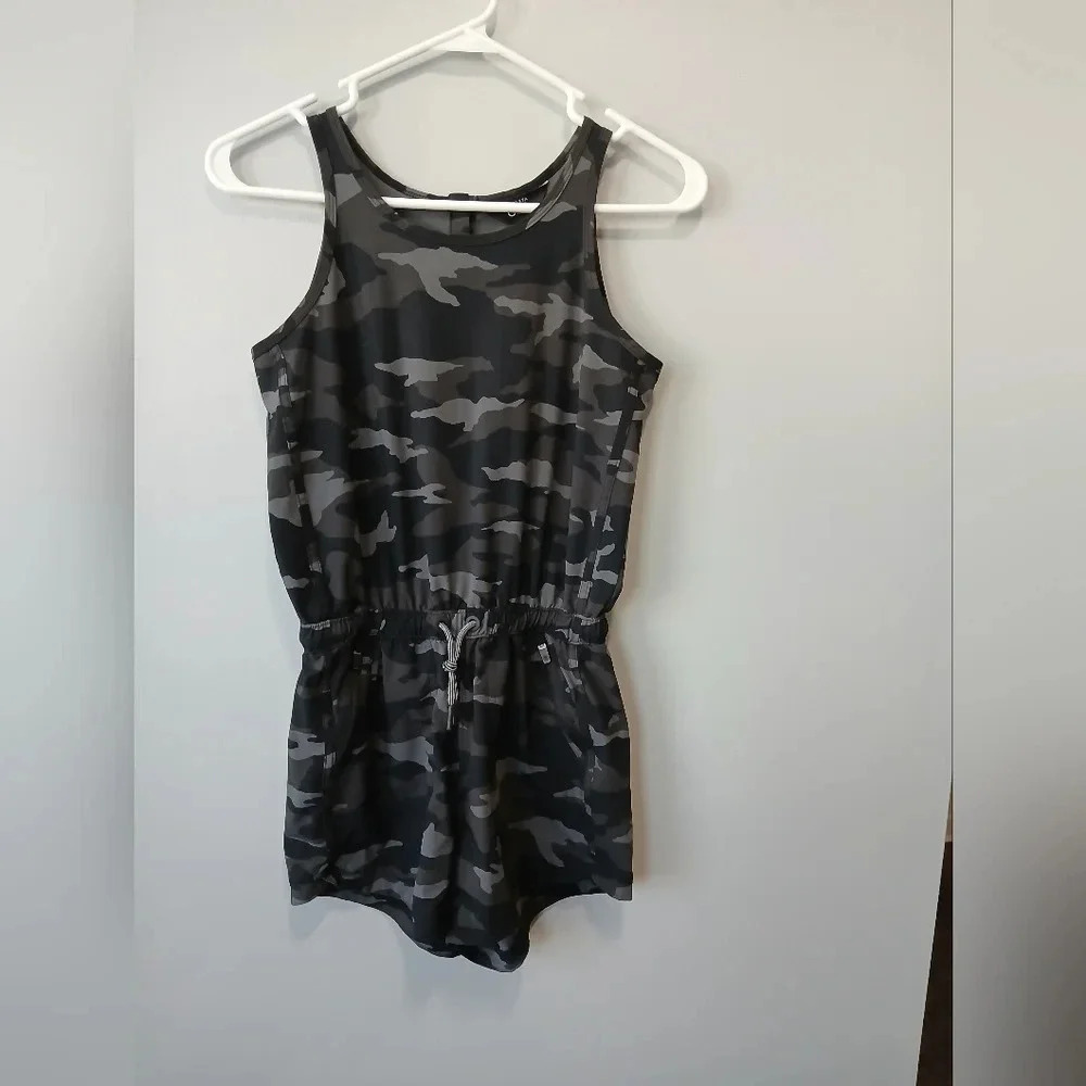 Athleta Gray Camo Shorts Romper Girls Size 12 easy dry lightweight pocke…